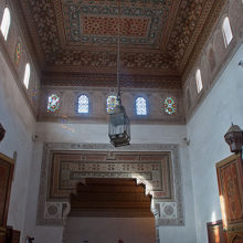 バヒア宮殿内装。シャンデリアとステンドグラスが印象的。