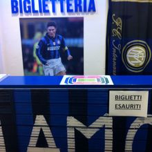 地下のチケット売り場。ダービー当日午前発売終了。完売？