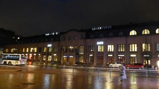 こじんまりした中央駅