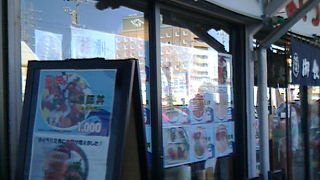 三色丼がおすすめ。