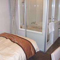 こんなふうに寝室側からバスルームすけすけ、右側はトイレ