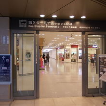 第二ターミナル行きバス乗り場は１Fに降りたところです