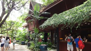 独特の美意識を感じるジム・トンプソンの家