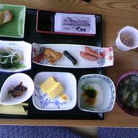 眺めの良いレストランで品数豊富な朝食