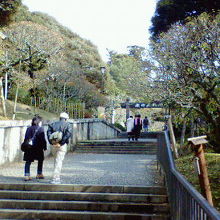 新勝寺から石段を登った先に公園の入口があります。