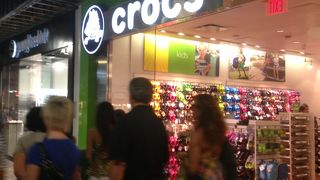 新作もチャームも豊富な品揃え