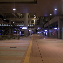 バス乗り場はターミナルビルの１Fにずらっと並んでいます。