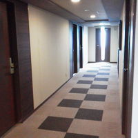 廊下はシックで落着きがあります