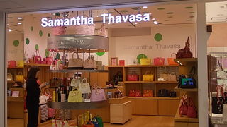 色とりどりのバッグが並んでいました