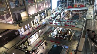 高級ブランドからカジュアルまで揃う巨大モール