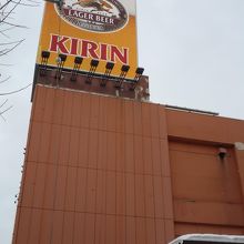 中島公園のわきに立っています．