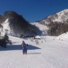 登行リフトを降りたところの風景です