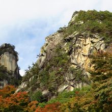覚円峰と天狗岩