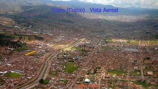 町自体が世界遺産。煉瓦色の町並み。高山病心配なら宿泊せずにマチュピチュ行き帰りに充分観光可能