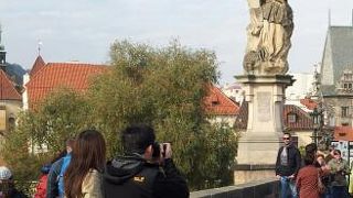 露店、大道芸人、ジャズ演奏などにぎやかな橋です！