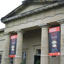 ギリシャ神殿風の博物館正面。