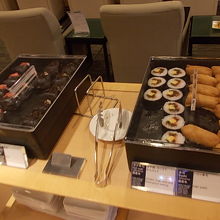 お稲荷さんと巻き寿司がメインかな？