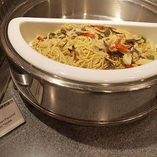 お寿司の対岸に寂しげに置かれていた焼きそば