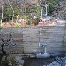 露天風呂から箱根登山鉄道を見る