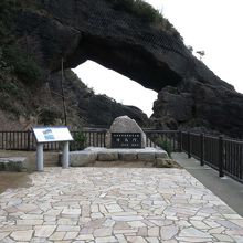 岩穴の道しるべ