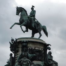 周りは駐車場です。気をつけて