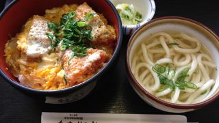 愛媛・香川物産館の上階にあるうどん屋