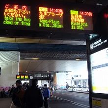 乗り場ごと、出発順ごとに行先が明記されていてわかり易いです