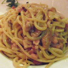 パスタ：カルボナーラ　底が深いお皿で結構ボリュームあります