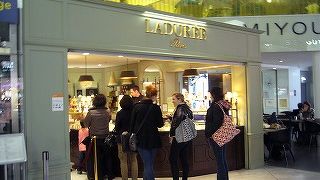 マカロンの有名店。列になってました