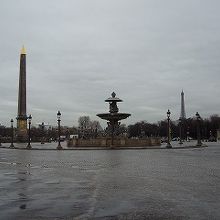 広場左側がオベリスク、右奥にエッフェル塔も見えます