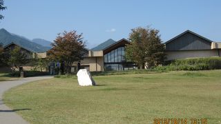 草原の中に建つメルヘンが一杯の館