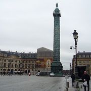 巨大な塔がそびえる、ナポレオン時代の広場