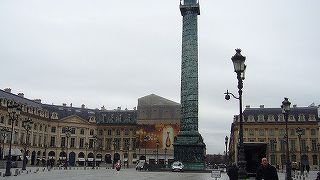 巨大な塔がそびえる、ナポレオン時代の広場