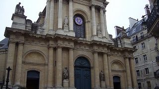 小道に突如現れる教会