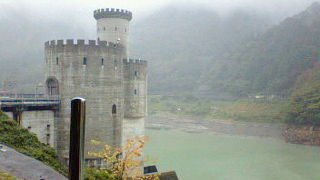 ヨーロッパの古城のような塔のある発電所