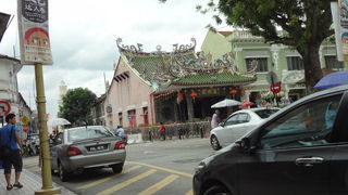 淡い緑の中華風の寺？