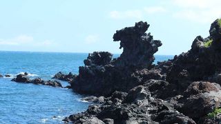 海に面した奇岩