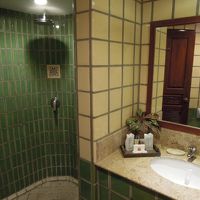 シャワーブースが独立していて湯量・温度とも申し分なし