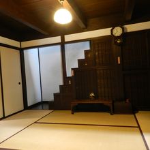 室内と階段箪笥