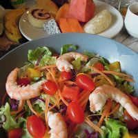 朝食のエビ入りサラダ