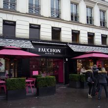 マドレーヌ寺院の道路向かいにあります