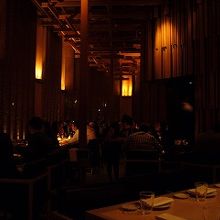 シックでモダンな雰囲気。音楽も四六時中掛かっています