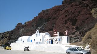 赤い火山岩のビーチ