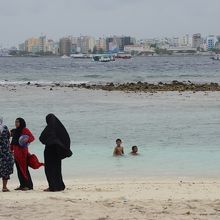 ヴィリンギリ島桟橋近くの公共ビーチからはマーレ島が見えます