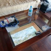 テーブルの下はガラス張り、よるのライトアップ魚が寄ってきます