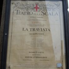 演目の案内が外に張り出されていました。