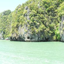 海面と岩の間に隙間があります