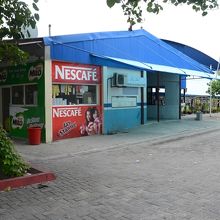 マーレ島とを行き来するフェリーが発着するヴィリンギリ島の玄関