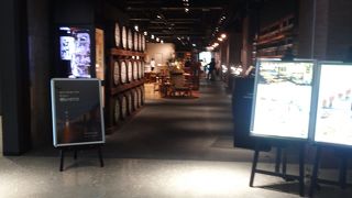 サントリーのヒストリーが展示してあるギャラリーとインテリアショップがあります。