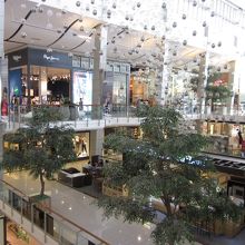 店内はひろ〜い。